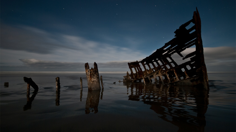 Illustration for article titled 30 Beautifully Haunting Shipwrecks From Around the World